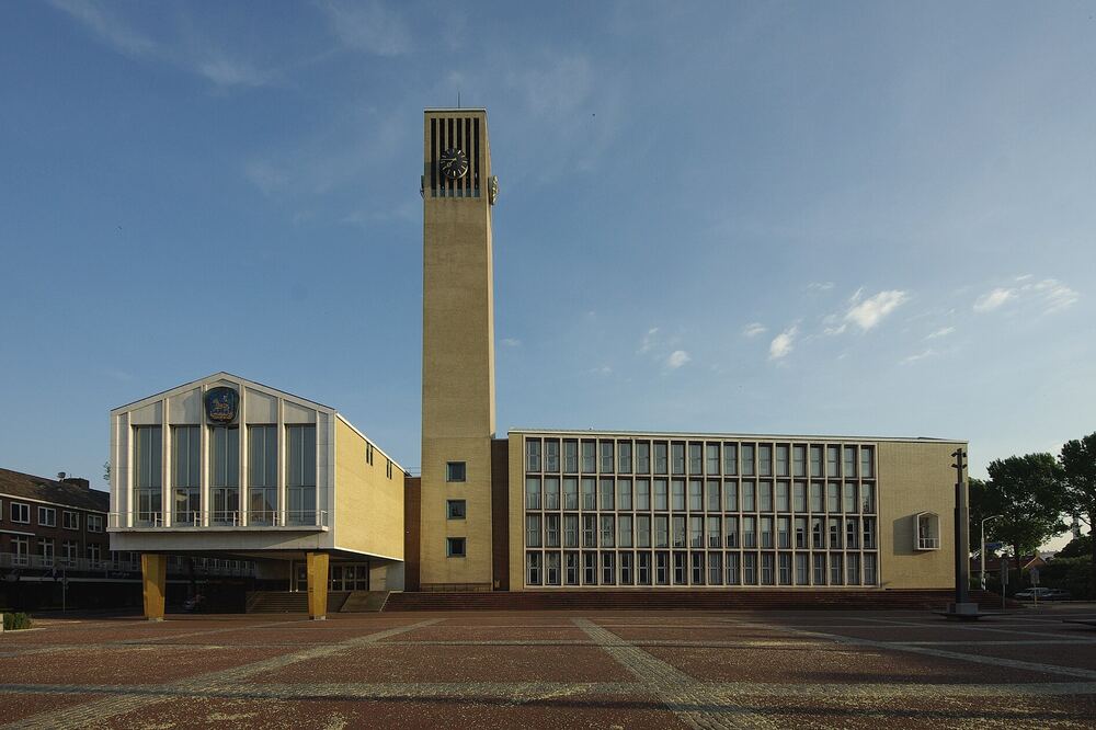 Het stadhuis van Velsen in IJmuiden in de zon
